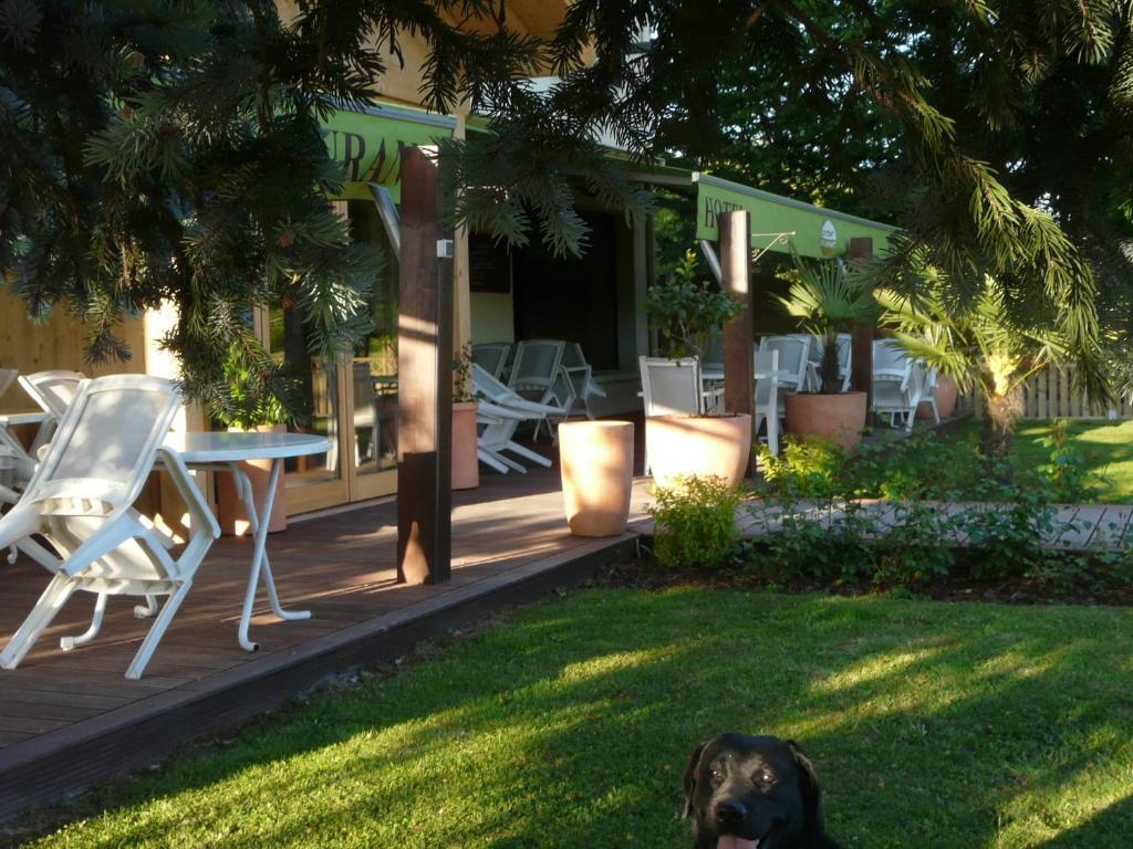 Logis Le Pont De Champ Hotel Beaucroissant Buitenkant foto