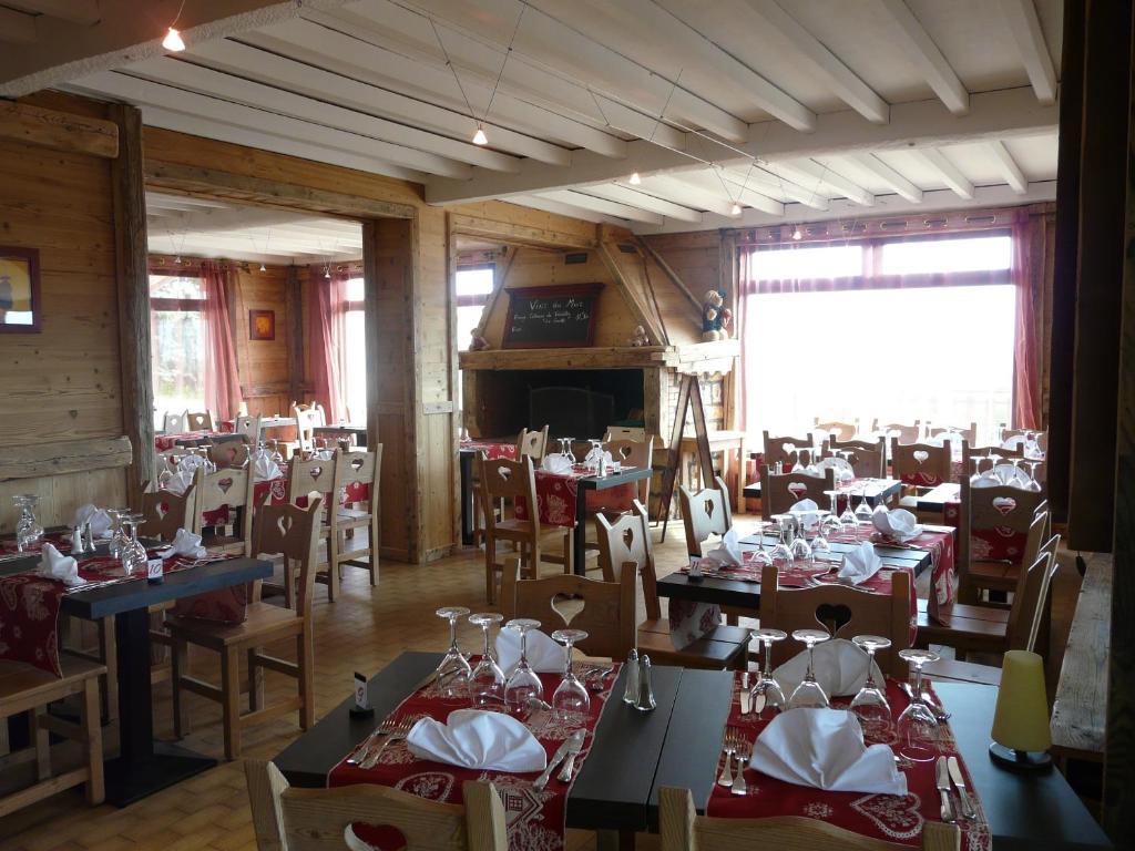 Logis Le Pont De Champ Hotel Beaucroissant Buitenkant foto