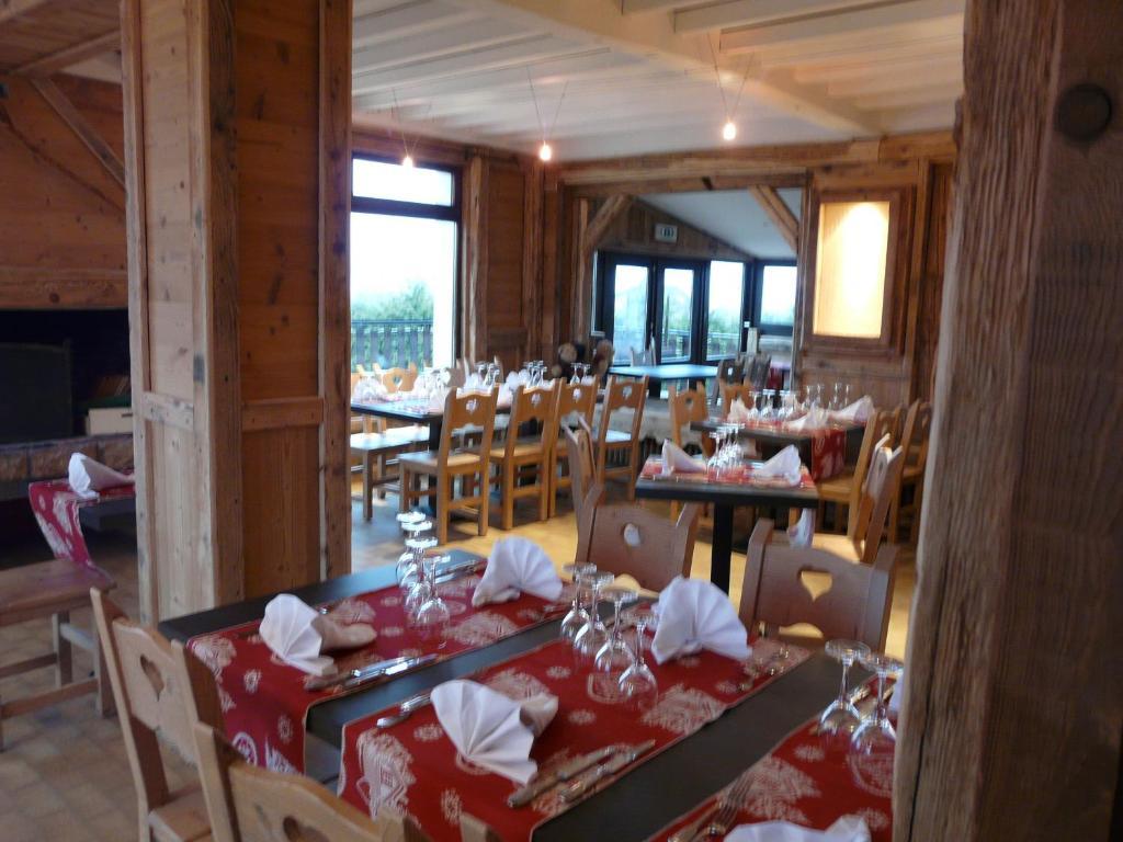 Logis Le Pont De Champ Hotel Beaucroissant Buitenkant foto
