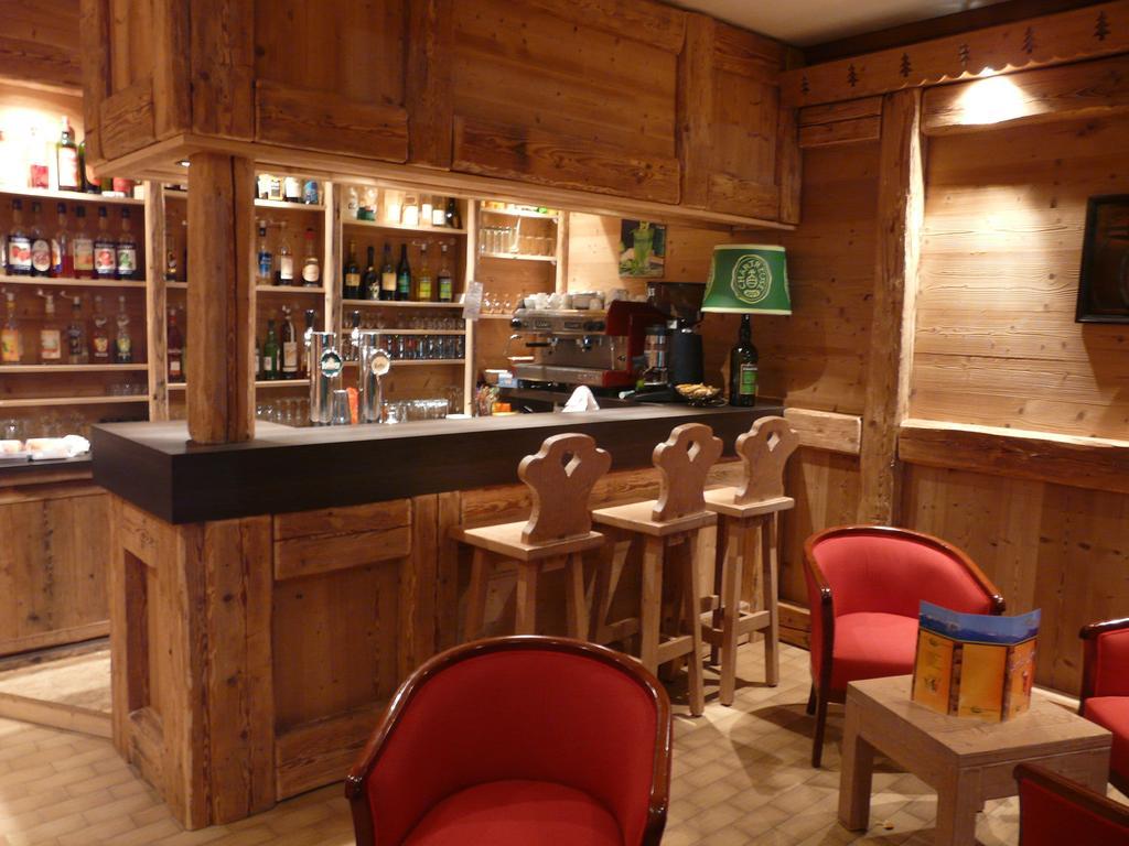 Logis Le Pont De Champ Hotel Beaucroissant Buitenkant foto